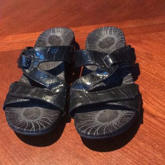 Vionic black leather strappy sandals size 7 - Picture 2 of 13